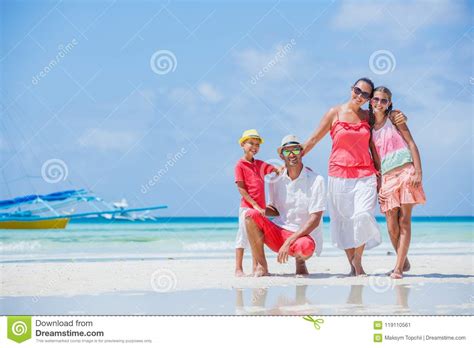 Familia De Cuatro Miembros Que Se Divierte En La Playa Imagen De