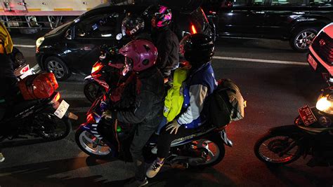 Pemudik Sepeda Motor Mulai Padati Jalan Raya Kalimalang Foto