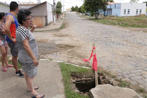 Bueiros Entupidos Agravam Problemas Das Enchentes Clmais Correio