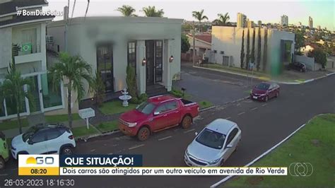 Motorista Sai De Vaga De Estacionamento E Bate Em Dois Carros Parados