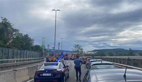 Trieste Trovato Cadavere Appeso A Guardrail Bendato E Legato