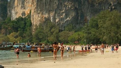 Two Bikini Girls Play Paddleboard On The Stock Video Pond