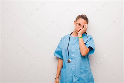 joven enfermera latina sintiéndose aburrida frustrada y soñolienta después de una tarea
