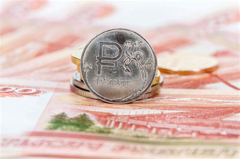 Экономист объяснил, как слабый рубль влияет на жизнь россиян