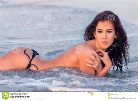Modelo En Resaca Con La Parte Inferior De Bikini Foto De Archivo