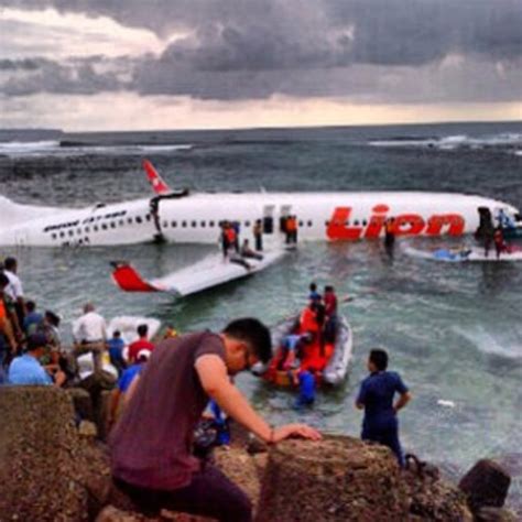 Breaking News Indonesia Dan Dunia Pesawat Lion Air Jatuh Ke Laut Di