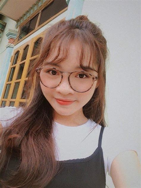 Hot girl nắm tay trai lạ phố đi bộ lên tiếng sau clip giây sao