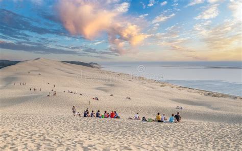 Viendo La Puesta De Sol En La Gran Duna De Pilat Arcachon Bay France