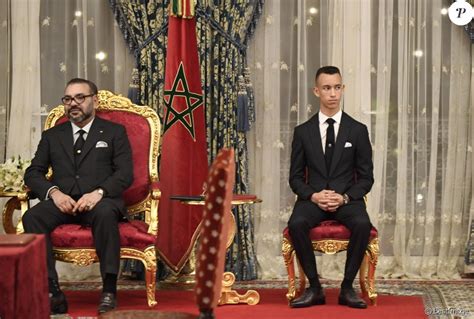 Mohammed VI le roi du Maroc accompagné de son fils le prince Moulay