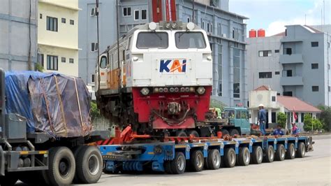 Siap Berangkat Tinggalkan Jawa Lokomotif Cc Naik Truk Trailer