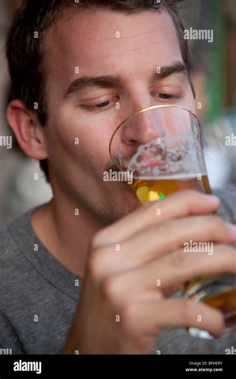 Deutscher mann trinkt bier Fotos und Bildmaterial in hoher Auflösung