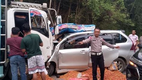 Kecelakaan Maut Minibus Keluar Jalur Tabrak Truk Di Kolaka Timur Sopir