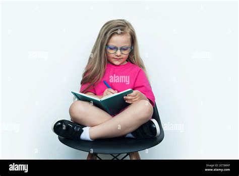 Dessin De Fille Blonde A Lunettes Banque De Photographies Et Dimages Haute R Solution Alamy