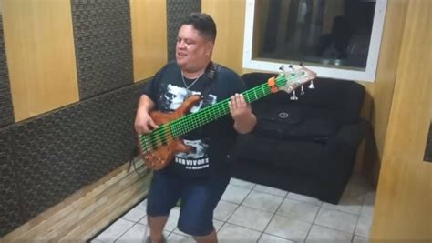 Campanha Nas Redes Sociais Pede Para J Nior Groovador Tocar Flea Baixista Do Red Hot Chili