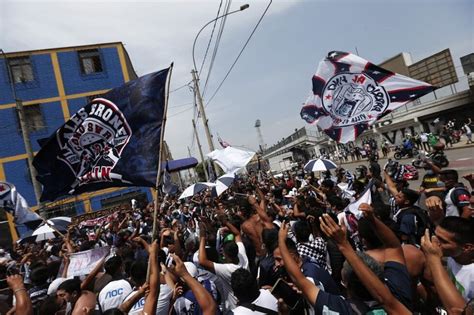 Hinchas De Alianza Lima Realizan Banderazo En Los Exteriores Del Estadio Alejandro Villanueva