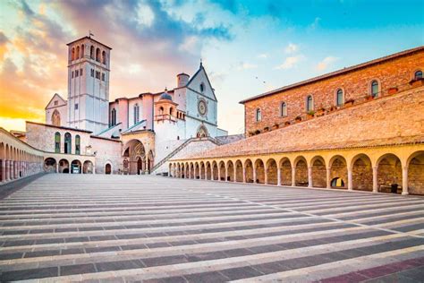 St Francis Da Est Tua De Assisi No Jardim Colonial Imagem De Stock