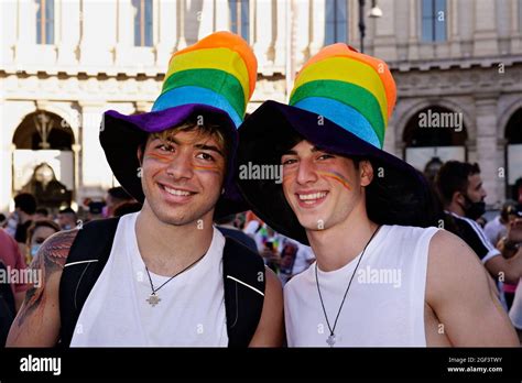 Sonriente Pareja De Hombres Gay Con Un Sombrero Desfile De Orgullo Gay Comunidad Lgbt Roma