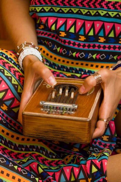 Mujer Sosteniendo Kalimba En Sus Manos Y Tocando Instrumentos étnicos Africanos Europa Versión