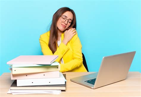 Joven empresaria bonita que se siente enamorada sonriendo abrazándose