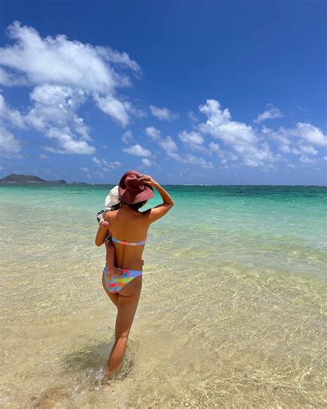 Anna さんのインスタグラム写真 Anna Instagram「lanikai Beach🌊🌴 加工無しでこの海の色🥹 娘は相変わら