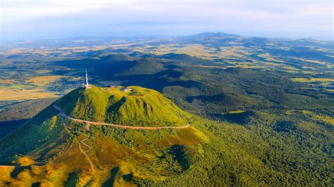 Sommet du Puy de Dome la chaîne des Puys et le Massif du Sancy