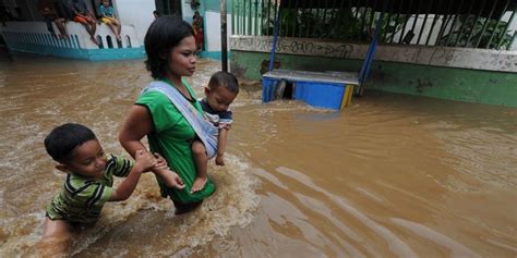 Hujan Deras Tiga Pintu Air Di Jakarta Meluap Merdeka