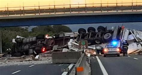 Incidente In A11 Camion Perde Cartone E Gasolio Sulla Strada Chiusa