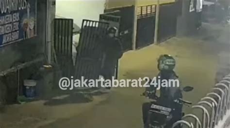 Nekat Maling Motor Di Kebon Jeruk Sampai Angkat Pintu Gerbang Rumah Korban