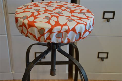 Elastized Round Stool Cover With Foam In A Modern Print To