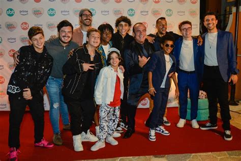 Elenco de A Infância de Romeu e Julieta se reúne para assistir estreia