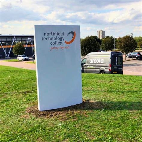 Curved Totem Monolith Sign Outdoor Signs Uk Sign Shop