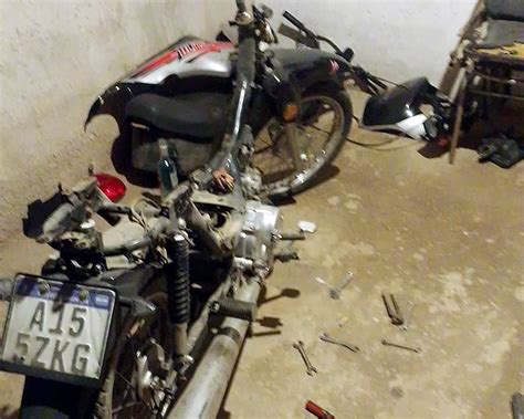 Desarmaban una moto robada vieron a la policía y se dieron a la fuga