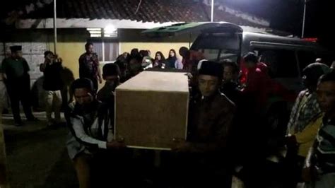 Jenazah Pasutri Korban Pembunuhan Mbah Slamet Tiba Di Rumah Duka