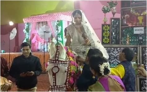 Bihar Gaya Wedding घोड़े पर सवार होकर दूल्हे को लेने पहुंची एयर होस्टेस दुल्हनिया खूब नाचे