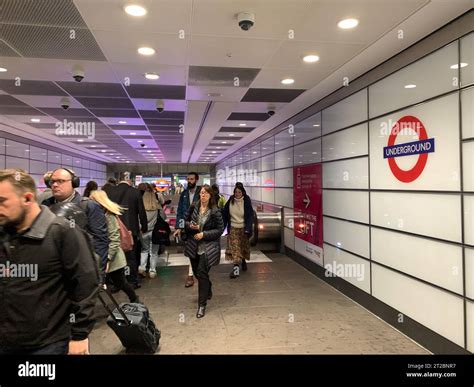 Euston London Großbritannien Oktober 2023 Pendler an der U Bahn