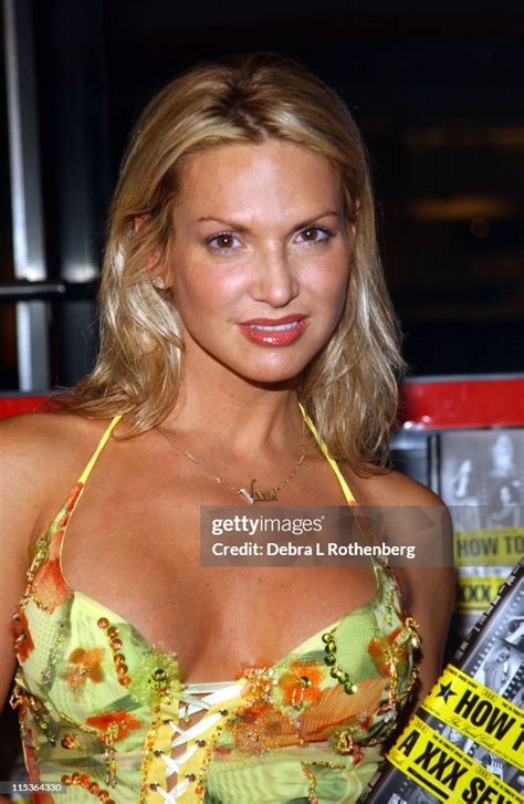 Savanna Samson During Savanna Samson Signs Copies Of Her New Book Foto Jornalística Getty