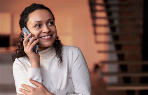 Femme Parlant à Son Amant Longue Distance Photo Gratuite