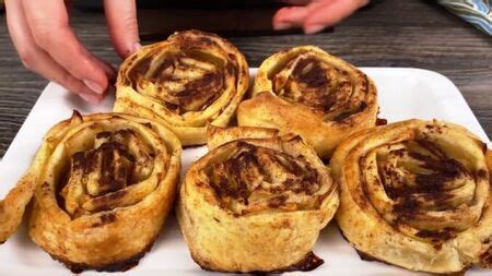 Нарязвам 2 ябълки върху бутер тестото и правя най-вкусния десерт, вече ...