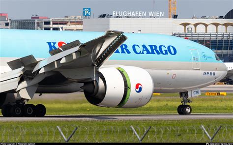 HL8076 Korean Air Boeing 777 FB5 Photo By Alexander Jeglitsch ID