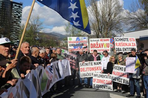 Oslobođenje FOTO i VIDEO Građani sa protesta poslali oštru poruku