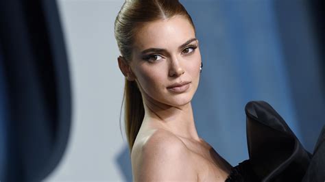 Halbnackt in Stiefeln Kendall Jenner wird für Bikini Foto kritisiert