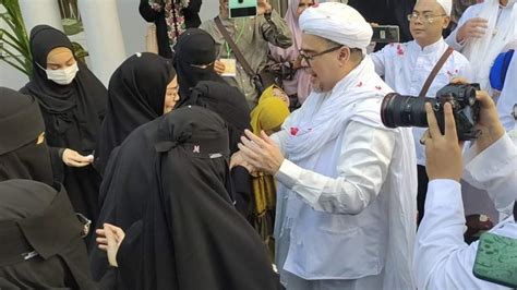 Foto Sosok Wanita Yang Akan Dinikahi Habib Rizieq Masih Keluarga