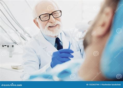 Dentista Maschio Gay Che Visualizza Pulizia Dei Denti Fotografia Stock