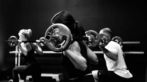 Mujeres Y Deporte 7 Beneficios De Entrenar La Fuerza Física La Voz De Medina