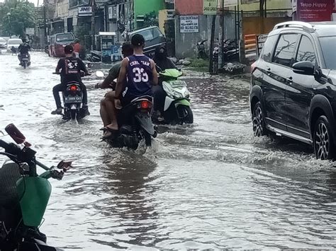 Diguyur Hujan Sejumlah Titik Kota Tangerang Tergenang Berdampak Kemacetan