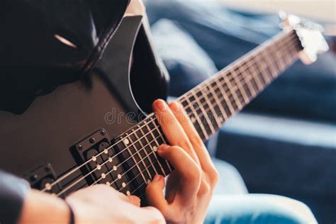 Detalle De Los Dedos De Un Guitarrista Puesto En El Fret Del Mástil De