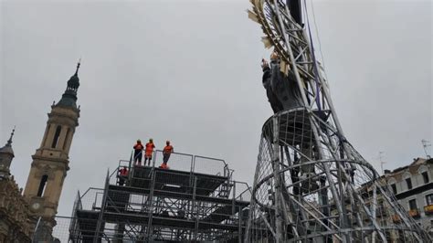 Fotos Del Montaje De La Imagen De La Virgen Del Pilar En La Estructura