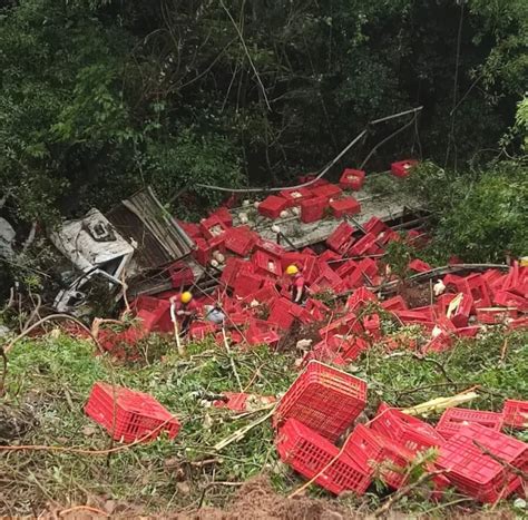 Caminhoneiro é resgatado após caminhão descer 40 metros em ribanceira