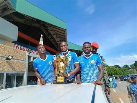 Coton Sport Pr Sente Le Troph E De La Coupe Du Cameroun Aux Autorit S