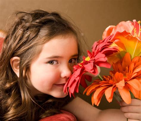 Fille Avec Des Fleurs Photo Stock Image Du Lifestyle